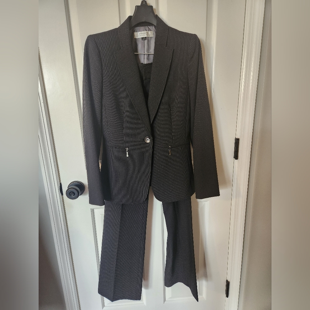 TAHARI Arthur S. Levine pinstripe black womens pant suit, size 2